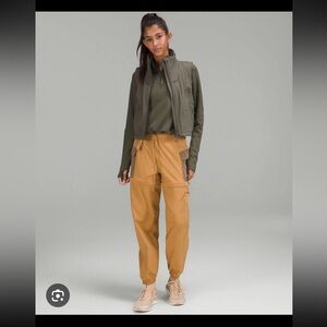 Lululemon Convertible High-Rise Hiking Jogger 4” HR Shorts Gold Buff 10